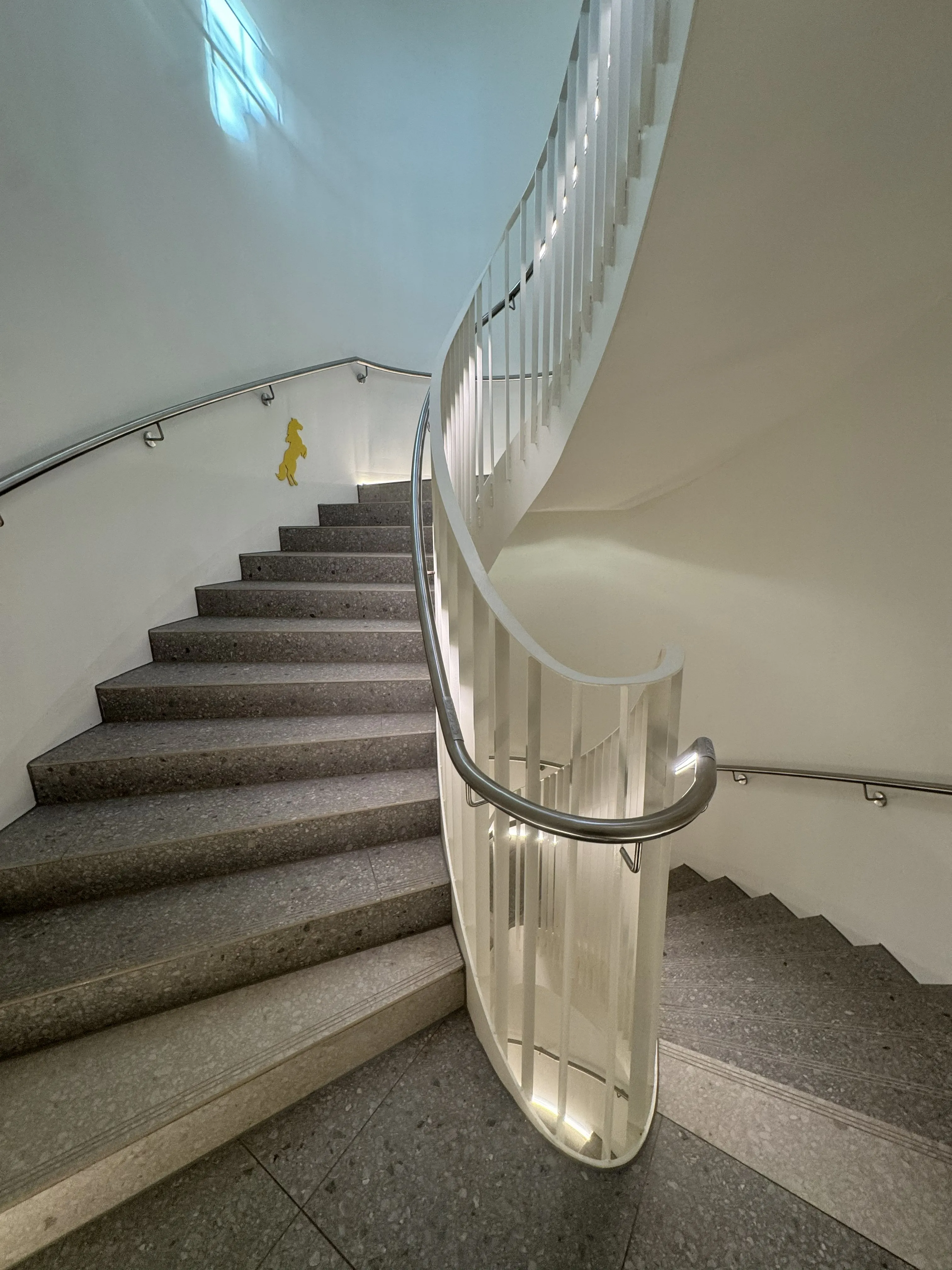 Spindeltreppe — Blick ins Treppenauge mit Edelstahl-Handlauf