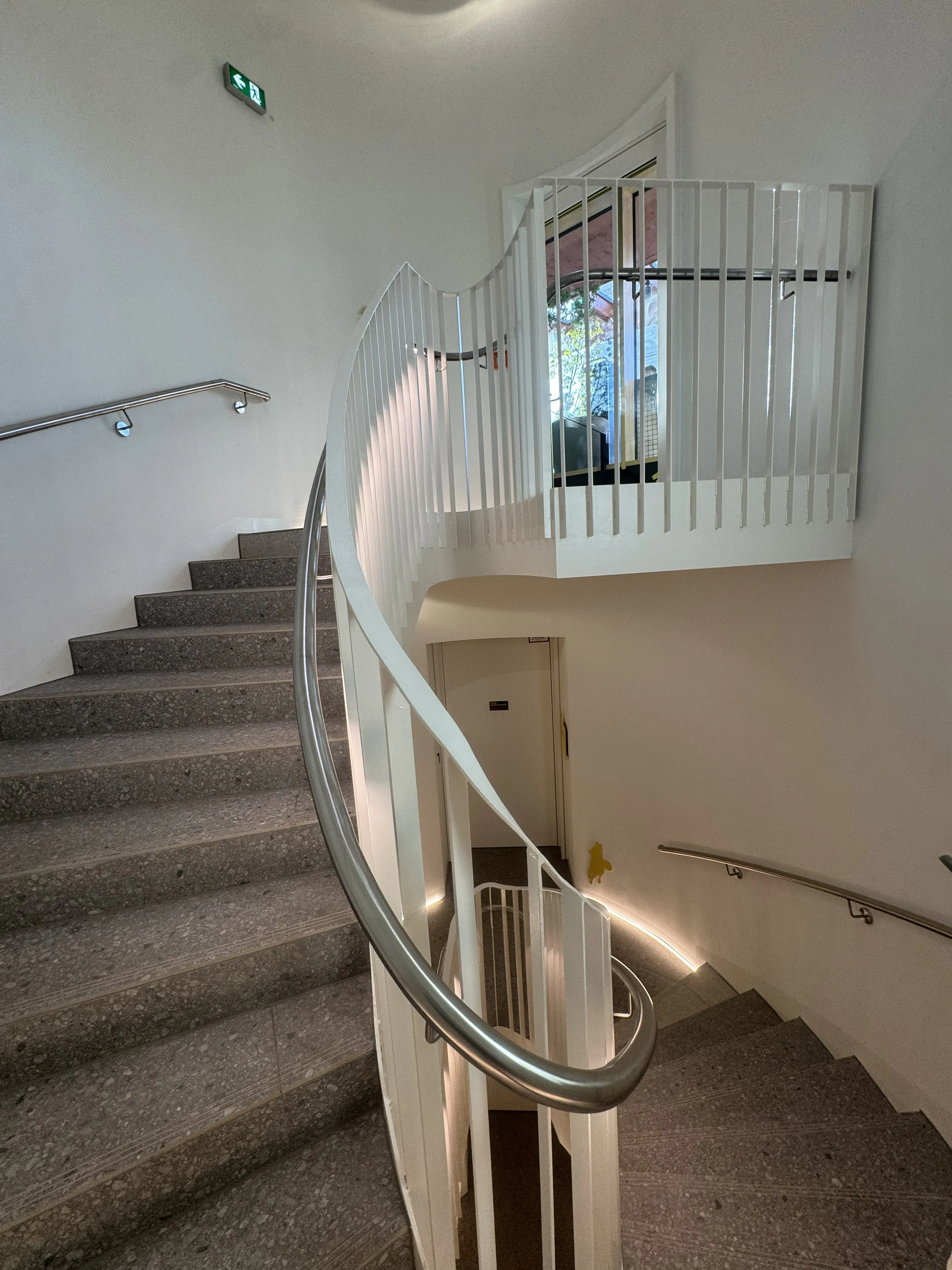 Spindeltreppe im Raum, Blick auf das Podest