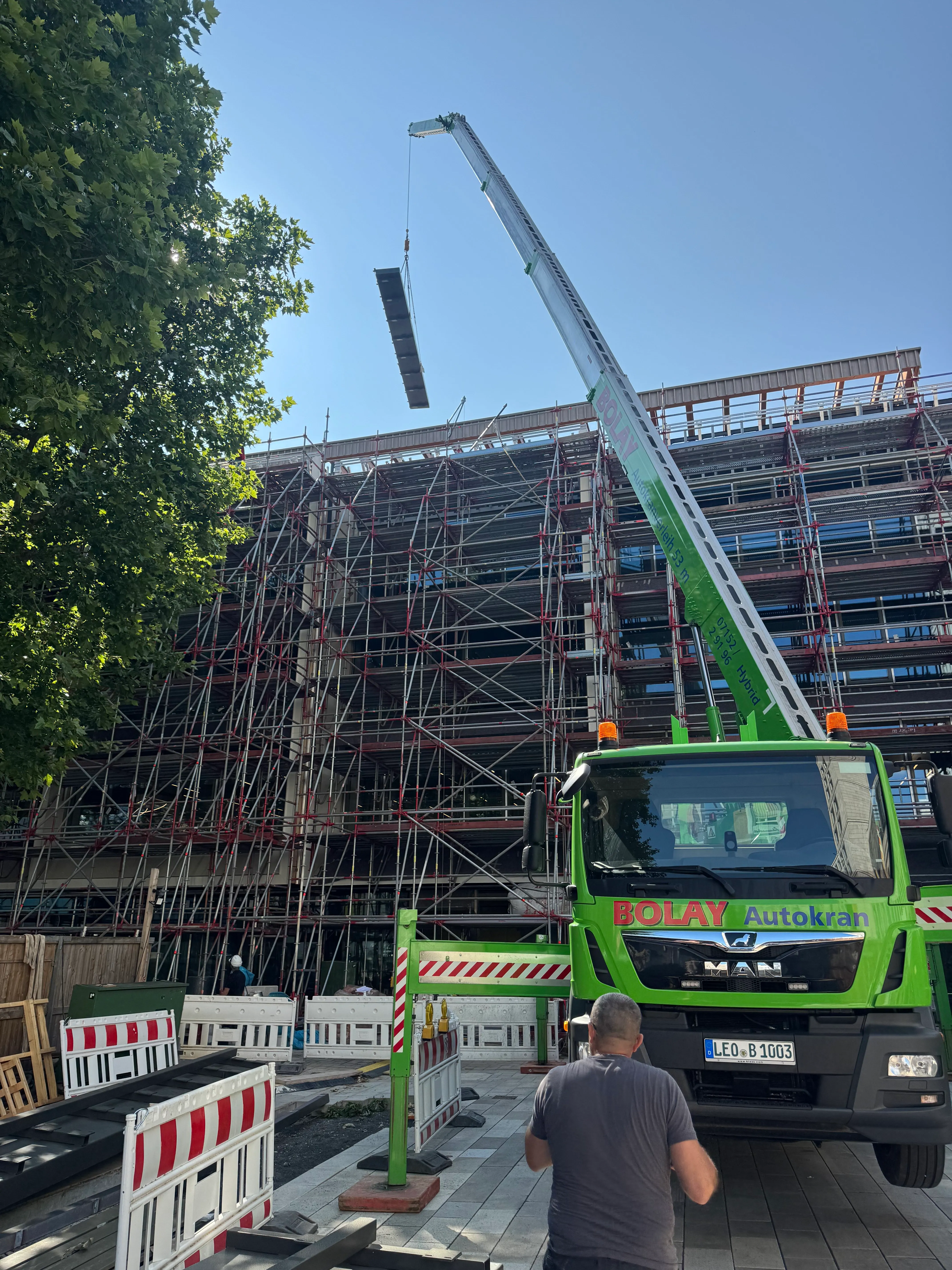 Pergola-Träger an der Straße vor dem Einheben