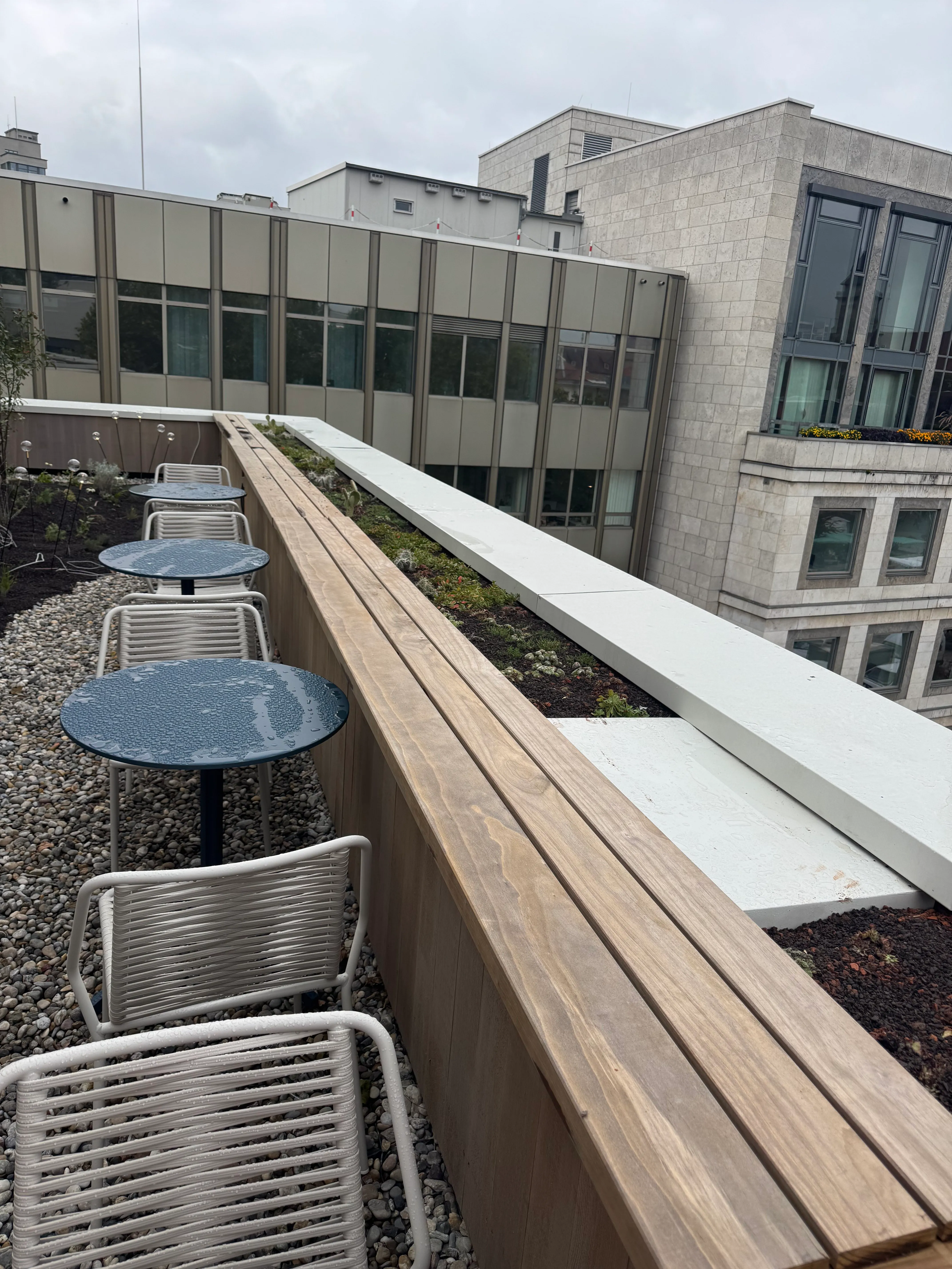 Fertige begrünte Dachterrasse mit Pflanztrögen und Pergola am Haus des Tourismus