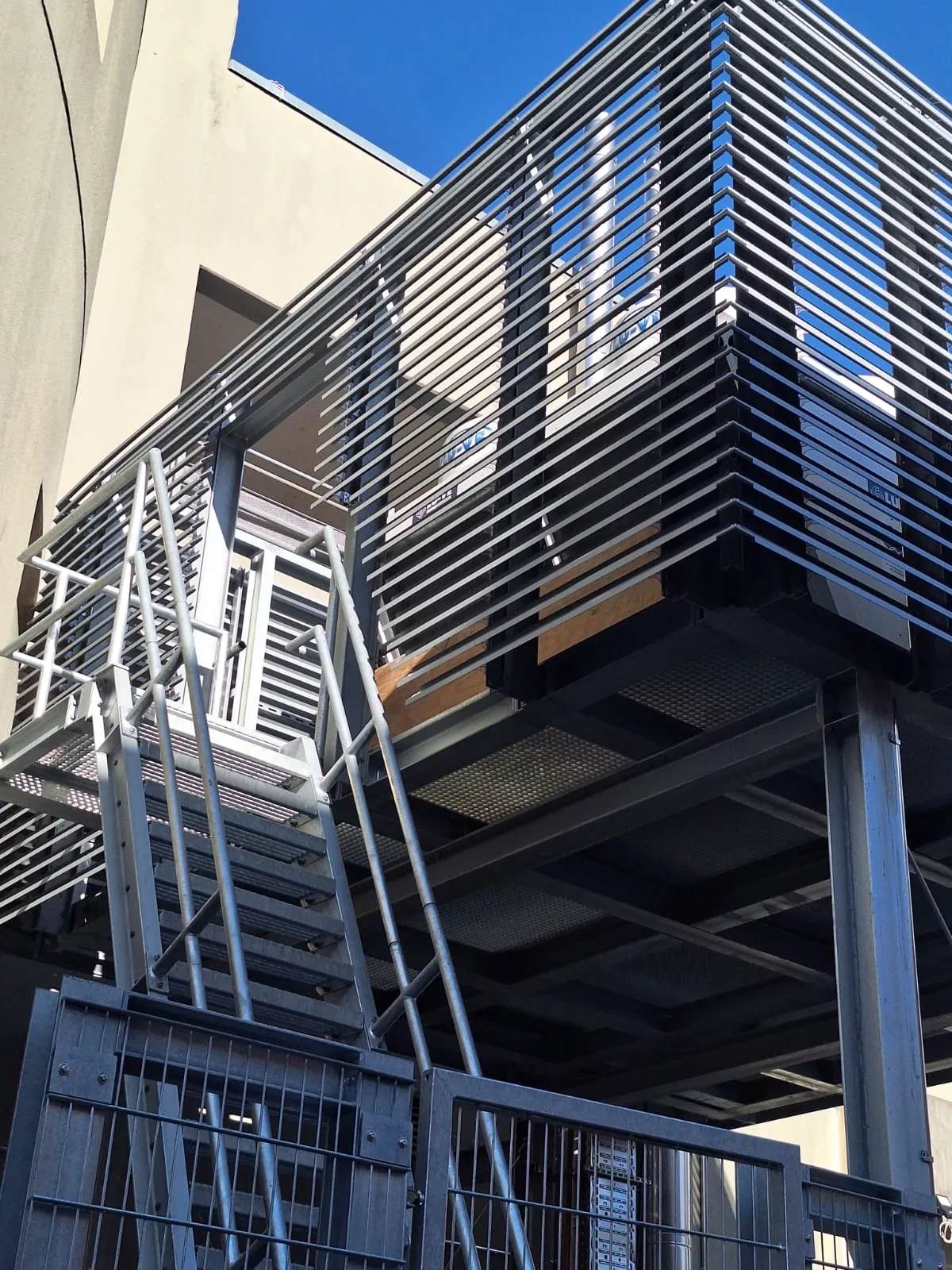 Vorfertigung in der Werkstatt, Montage vor Ort.