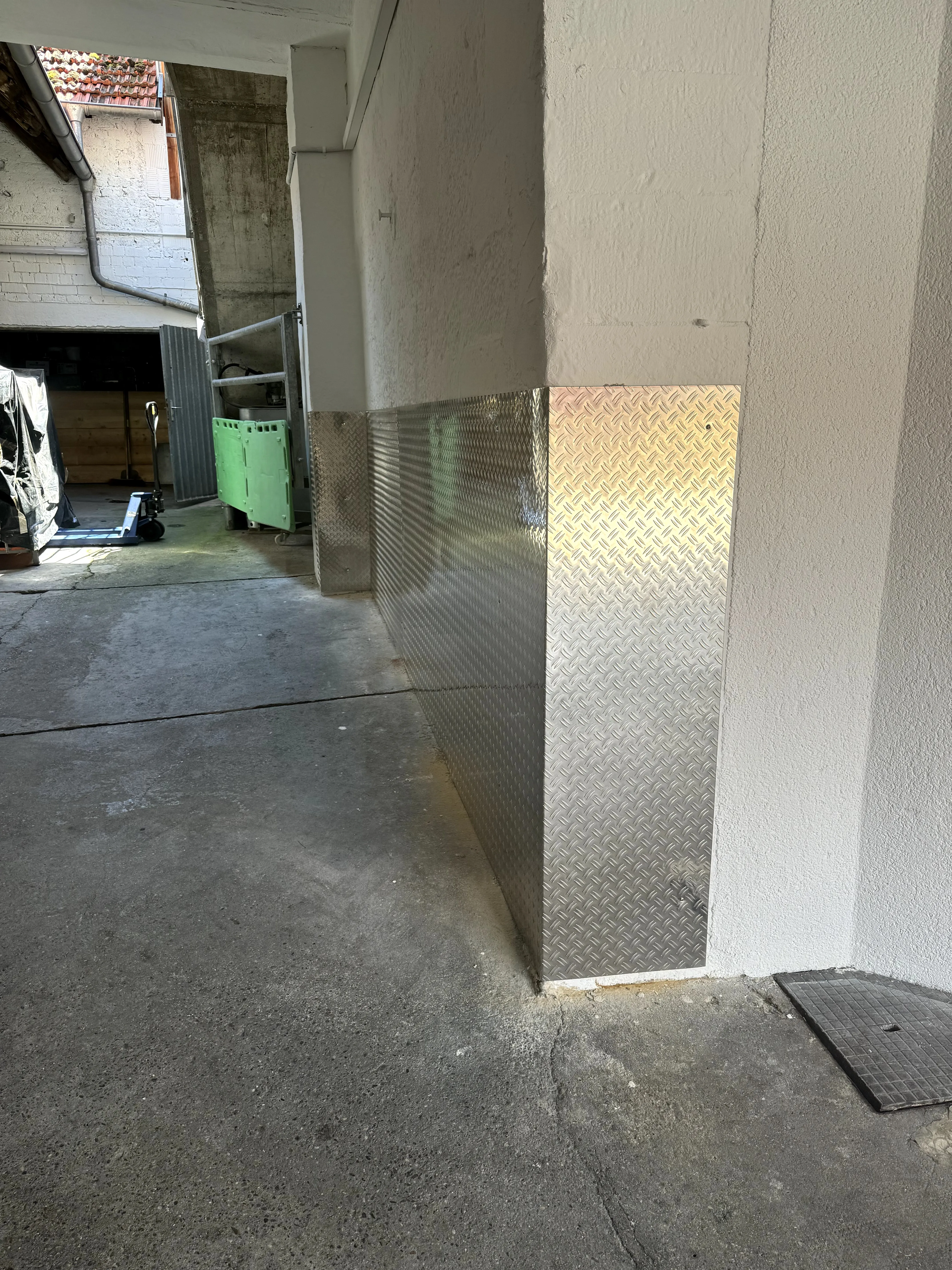 Sauber gestoßen, verdeckt befestigt.