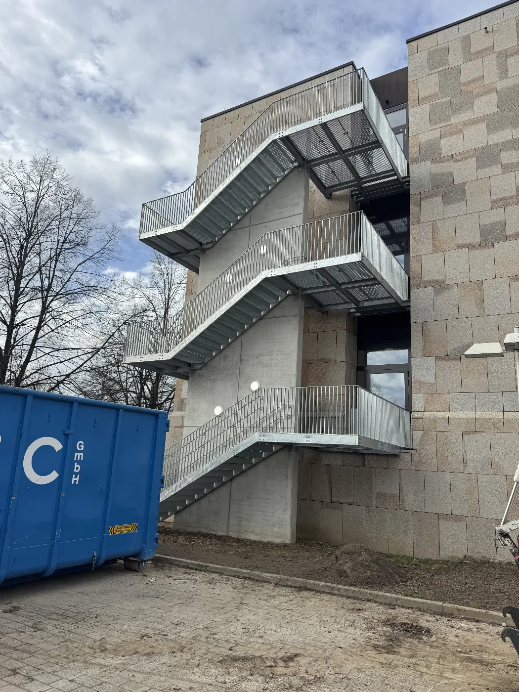 Module zwischen die Wandscheiben gehängt.