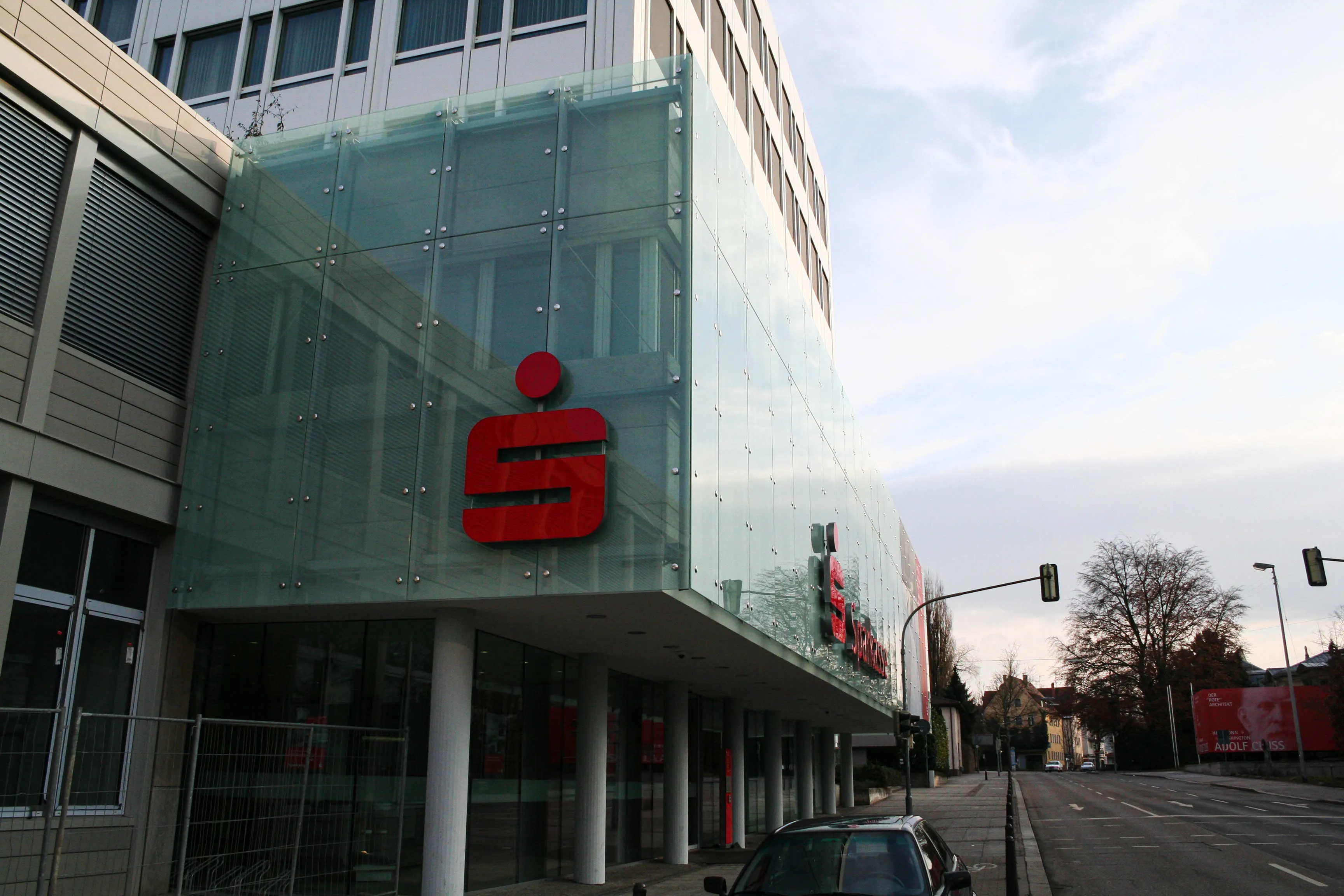 Glasfassade bei Tag mit rotem Sparkassen-S