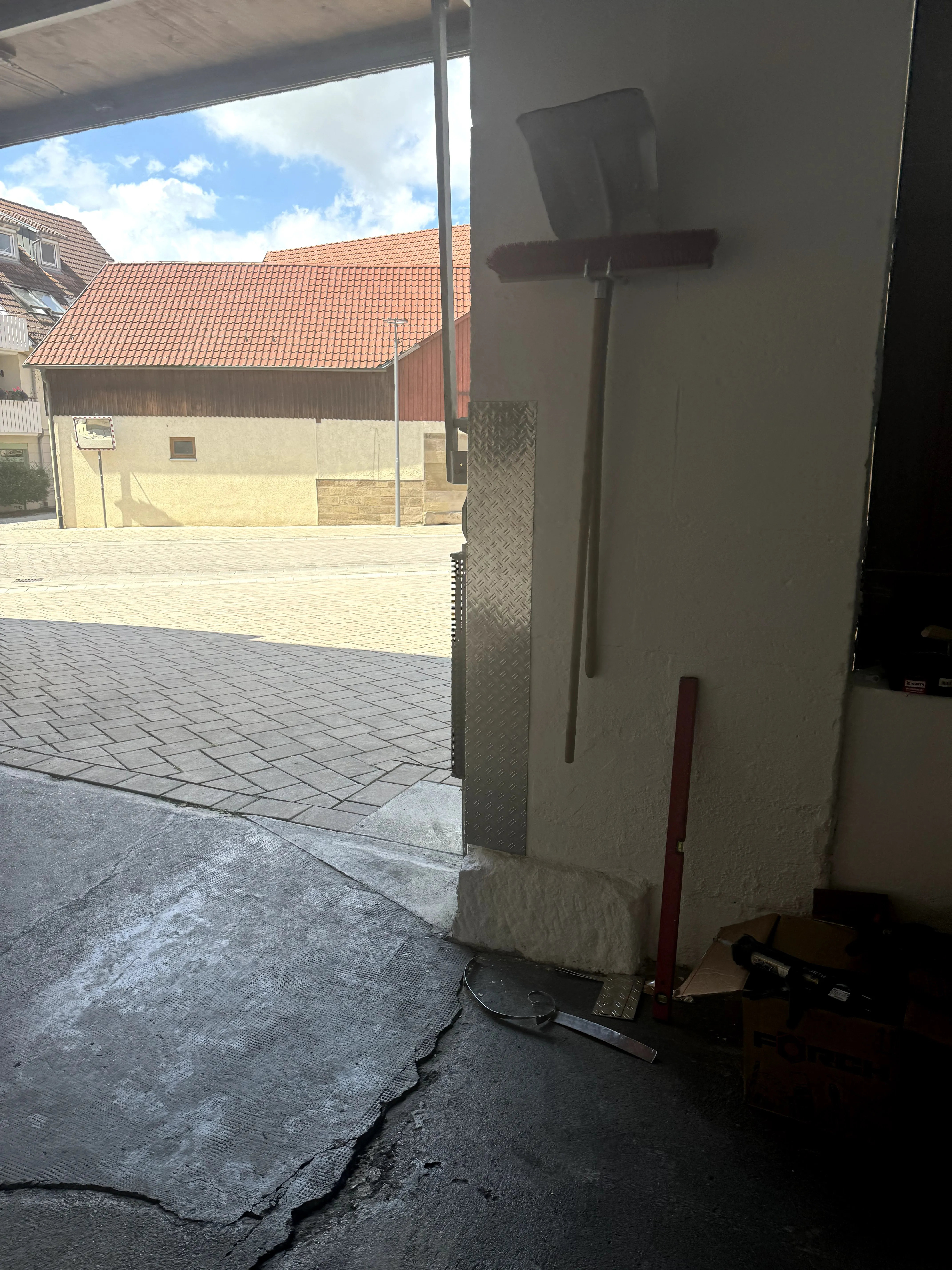 Durchfahrt mit vollflächiger Sockelverkleidung aus Aluminium-Riffelblech