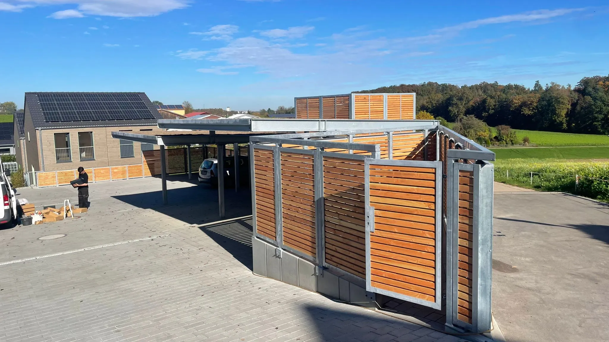 Übersicht der modularen Müll- und Fahrradboxen-Anlage in einem Wohnquartier