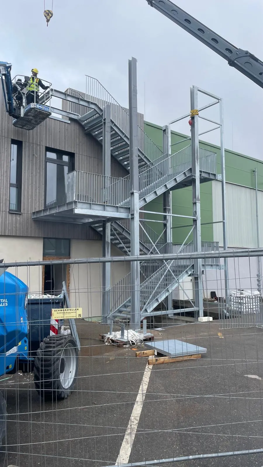 Feuerverzinkte Außen-Fluchttreppe vor der Hallenfassade als zweiter Rettungsweg