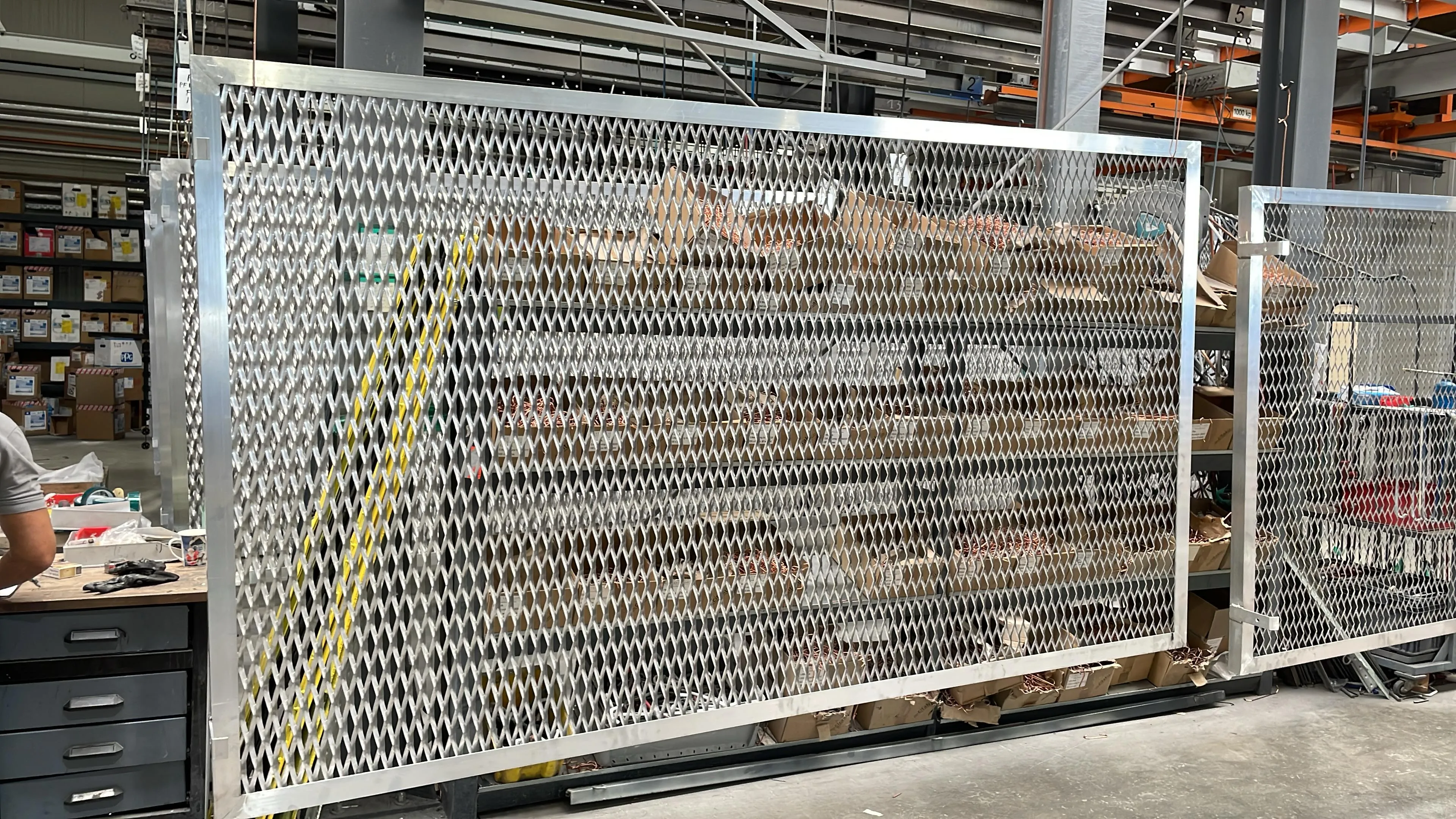 Streckgitter-Einhausung in Sandton für die Dachtechnik des Gymnasiums Ditzingen