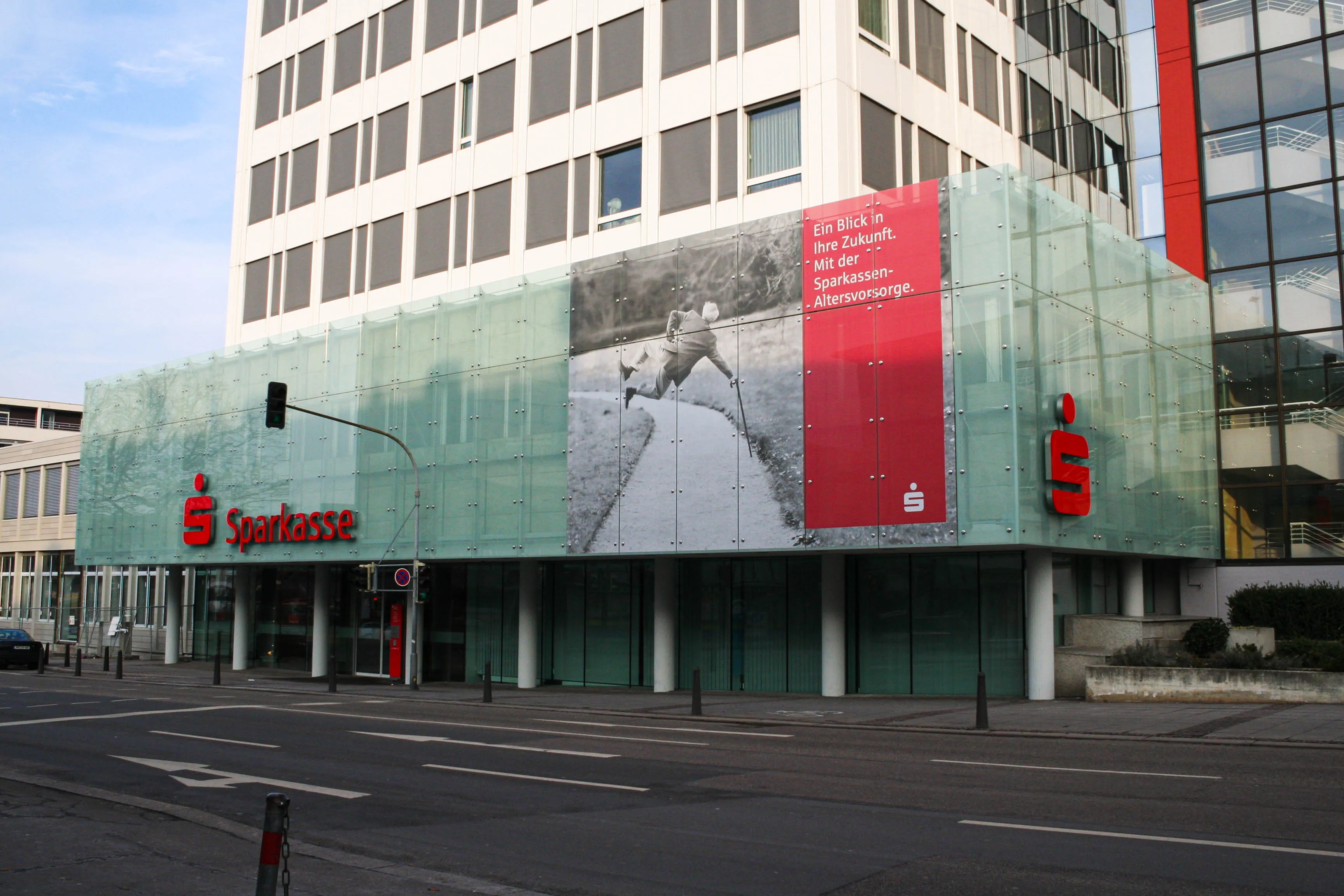 Gesamtansicht der punktgehaltenen Glasfassade an der Kreissparkasse Heilbronn bei Tag