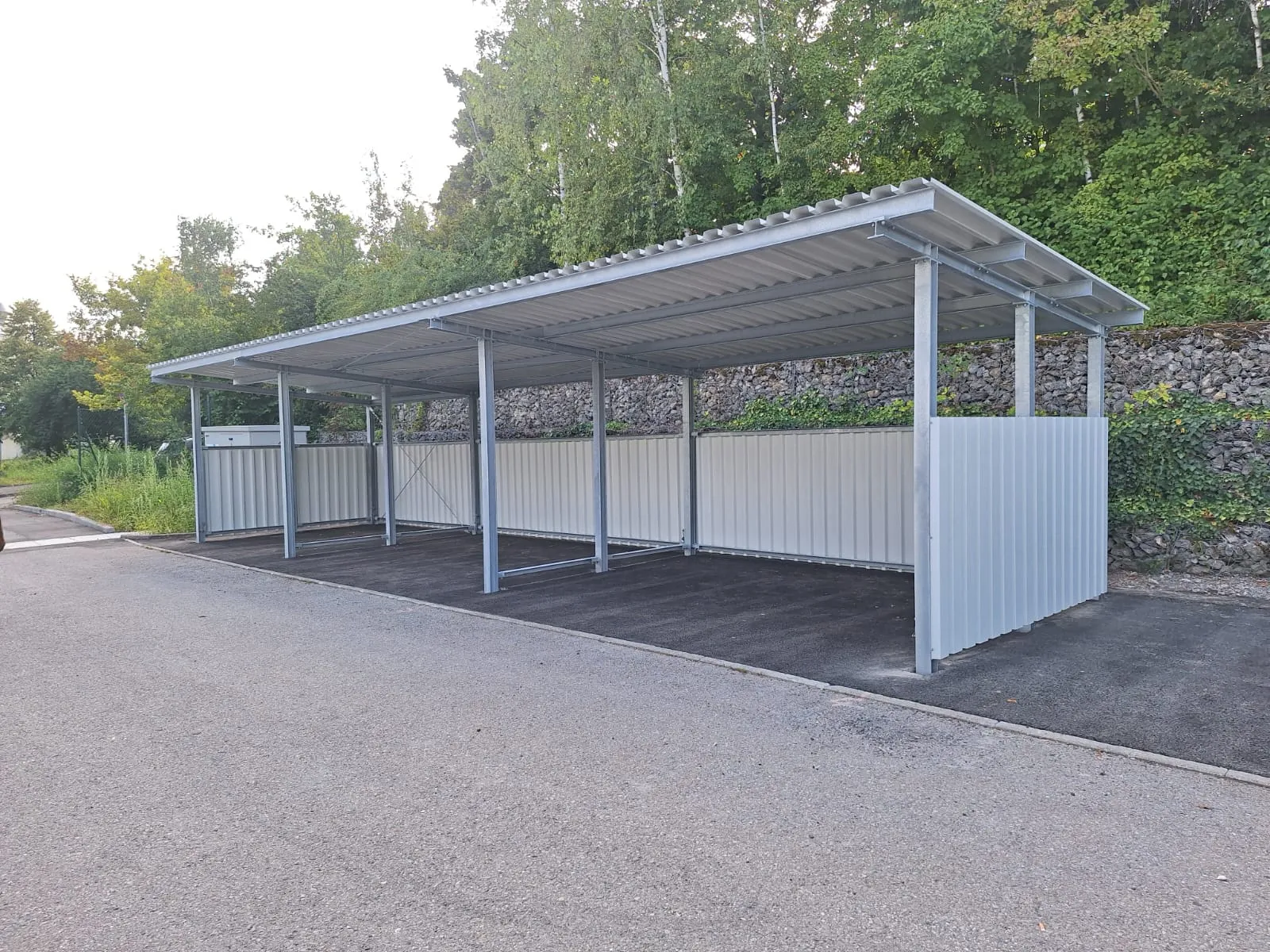Offener Stellplatz-Unterstand aus feuerverzinktem Stahlbau mit Trapezblech-Pultdach