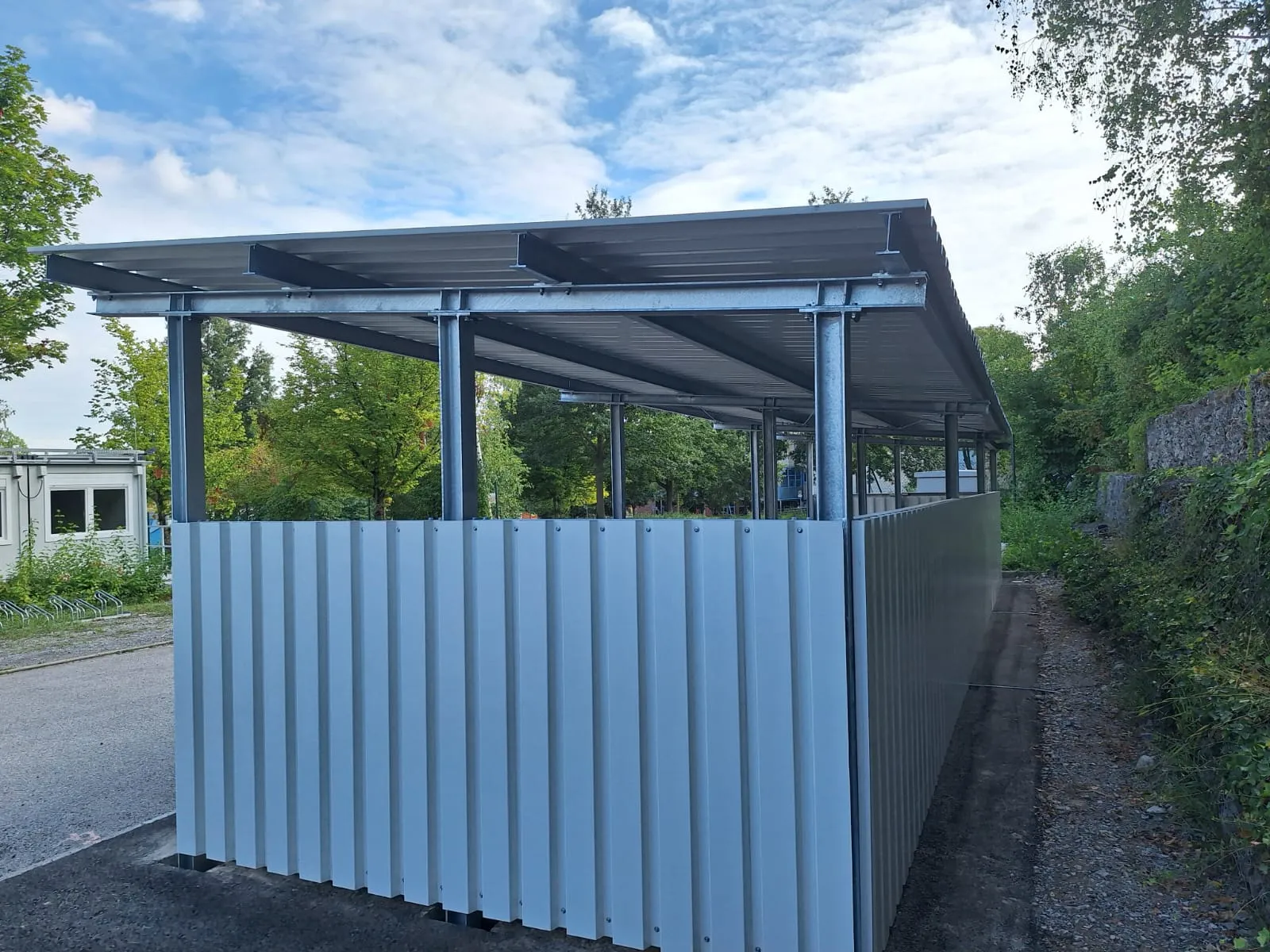 Unterstand seitlich mit Trapezblech-Verkleidung