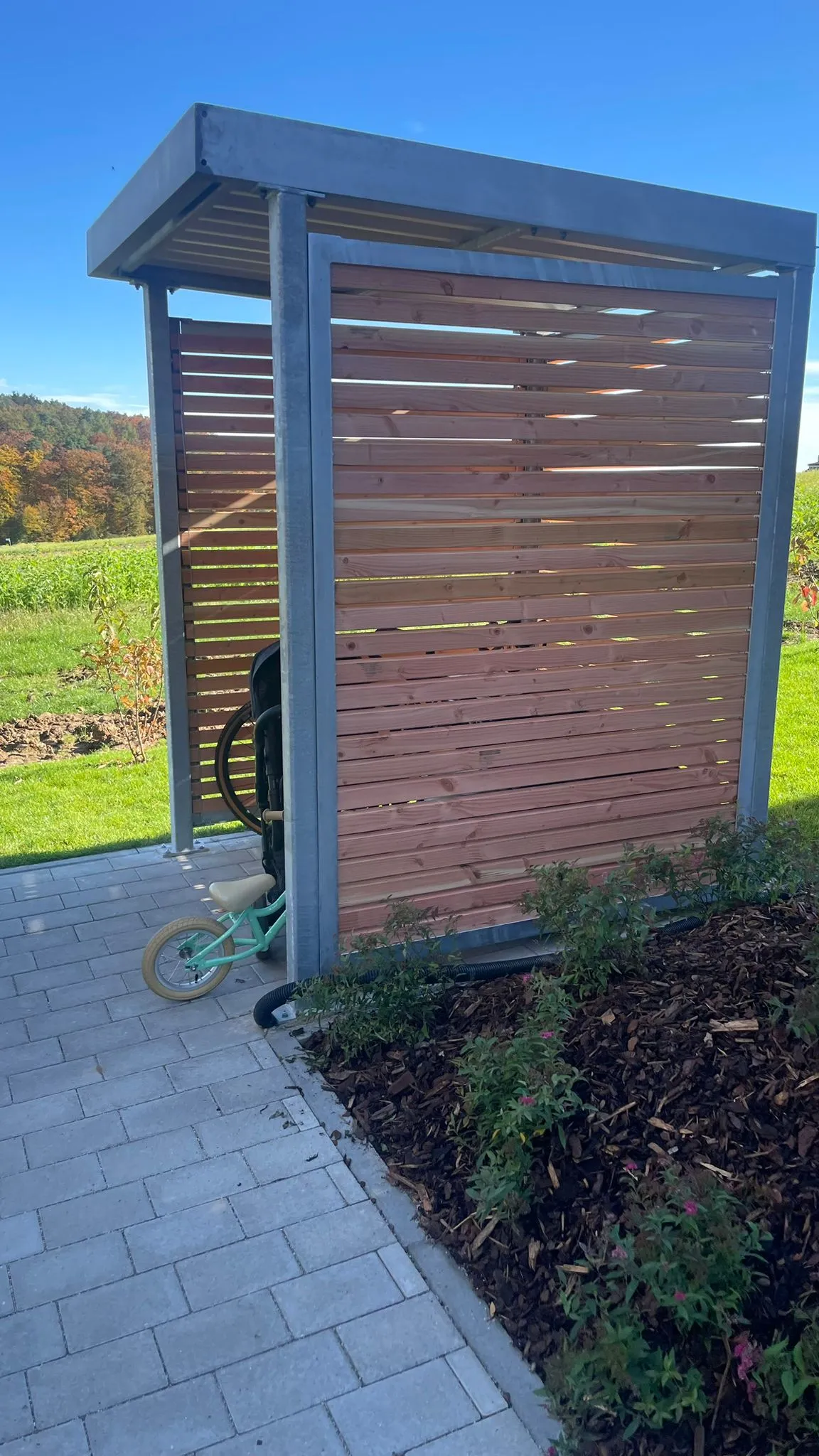 Konstruktions-Detail: Fahrradunterstand, am Feldrand.