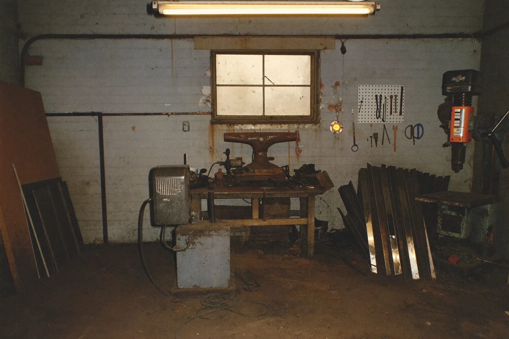 Historische Werkbank mit Amboss in der Werkstatt von Metallbau Pöhler